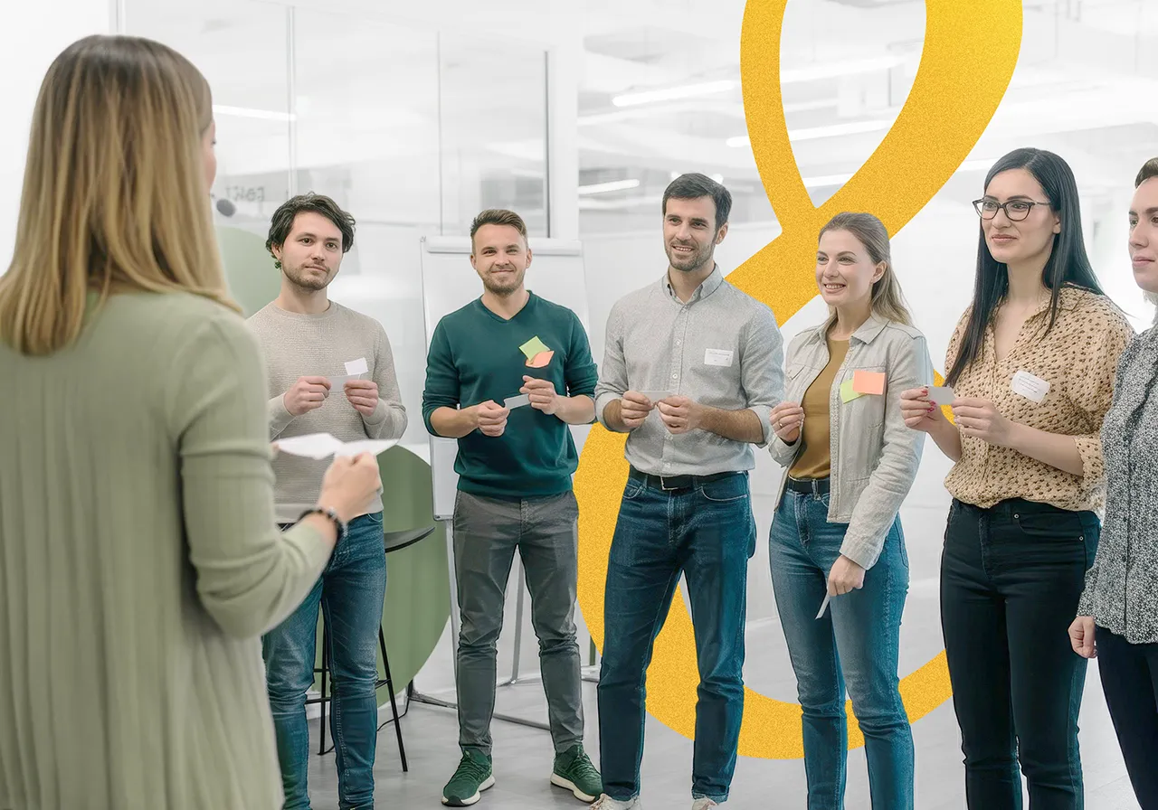 Formatrice anime une session de team building et compétences relationnelles en B2B, atelier de coaching et formation soft skills - Mots & Co.