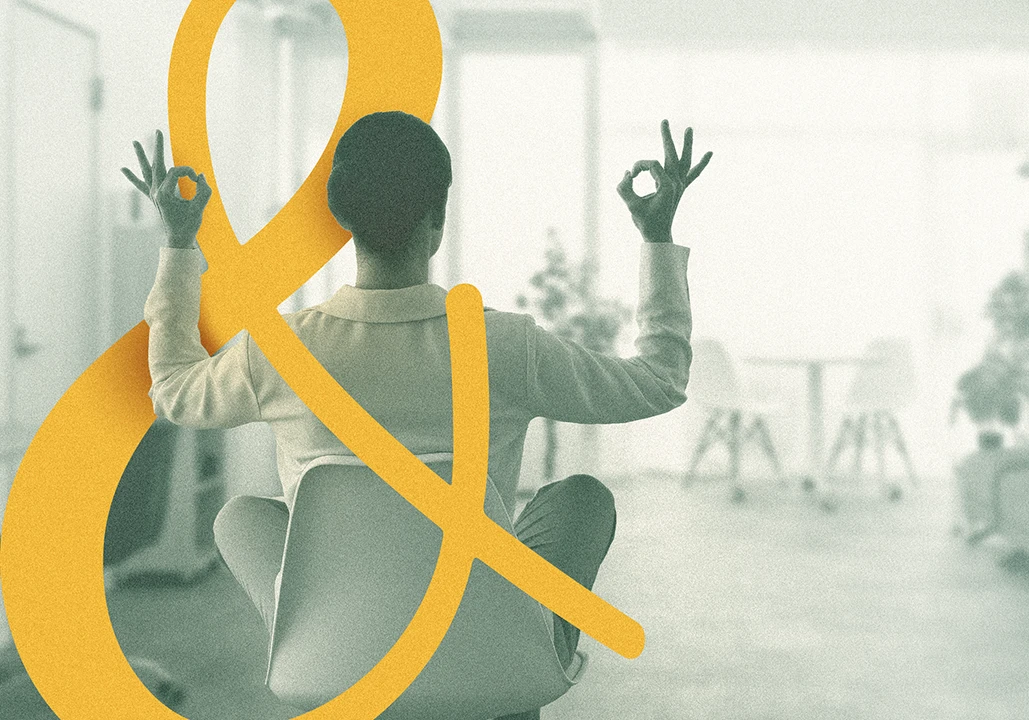 Employé en posture méditative sur chaise avec esperluette jaune, une approche de formation bienveillante et pragmatique en entreprise